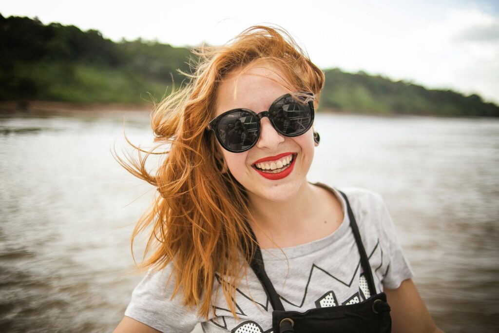 Las gafas de sol no solo protegen tus ojos, sino que también complementan tu estilo.