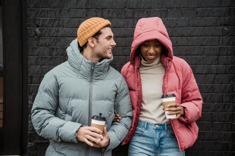 El abrigo de plumas: Cómo combinarlo para un look urbano y moderno