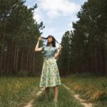 La elegancia de las faldas midi: cómo incorporarlas en tus looks de marzo