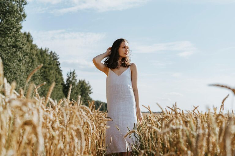 El encanto del blanco total: cómo dominar el look monocromático este verano